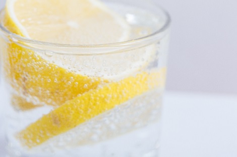レモン入りの炭酸水