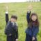 元気よく返事をする小学生