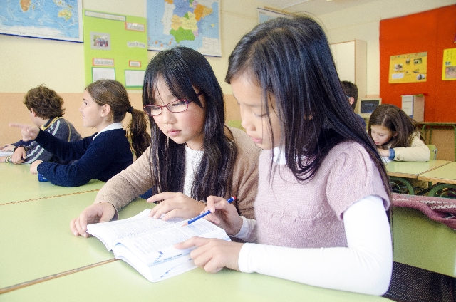 授業中の小学生