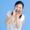 大きな声で呼ぶ女性
