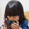 美味しそうにお味噌汁を飲む子供